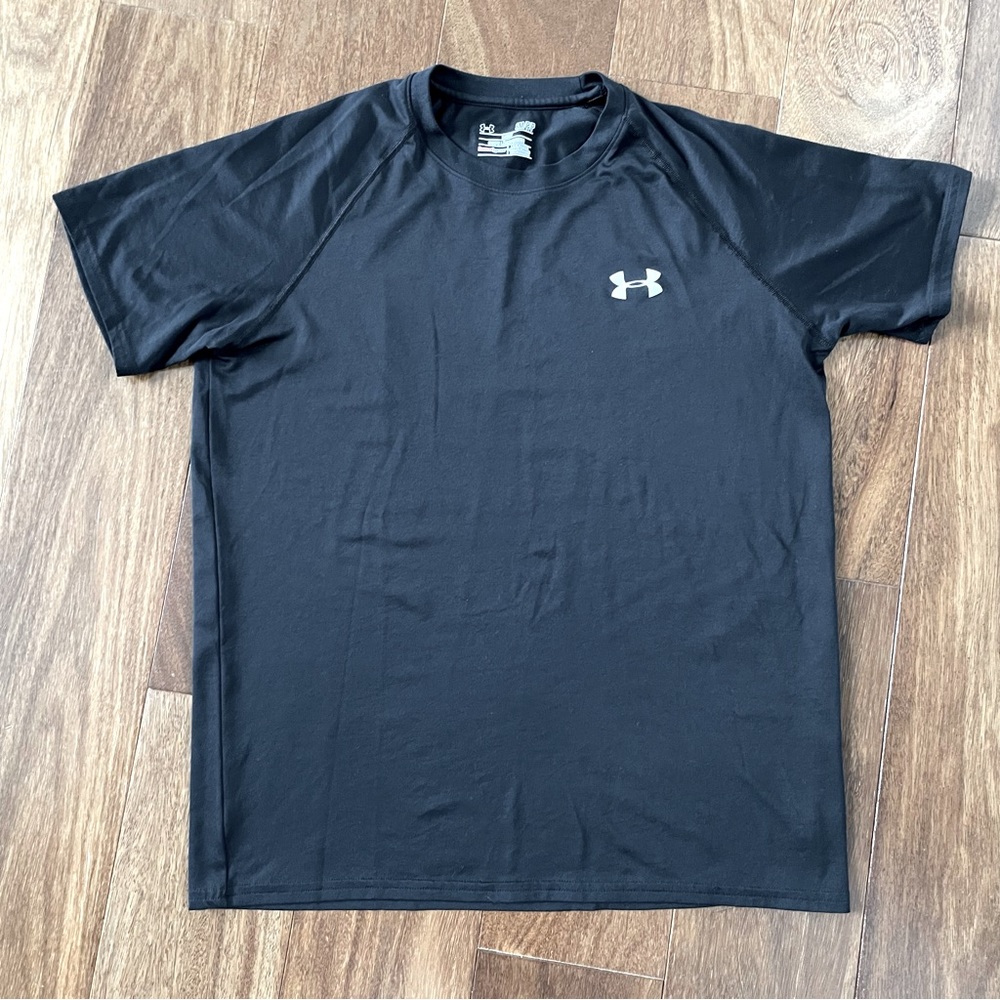 Men’s Under Armour black heat gear shirt size small